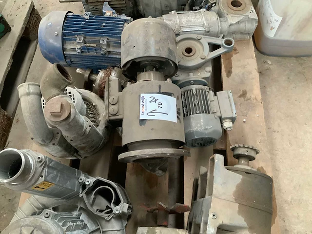 Partij elektromotor, liggend op 2 palletten - afbeelding 3 van  8