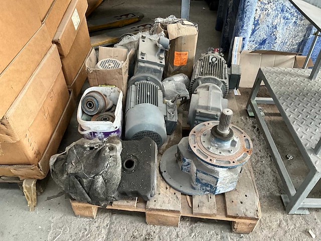 Partij elektromotoren en toebehoren - afbeelding 4 van  15