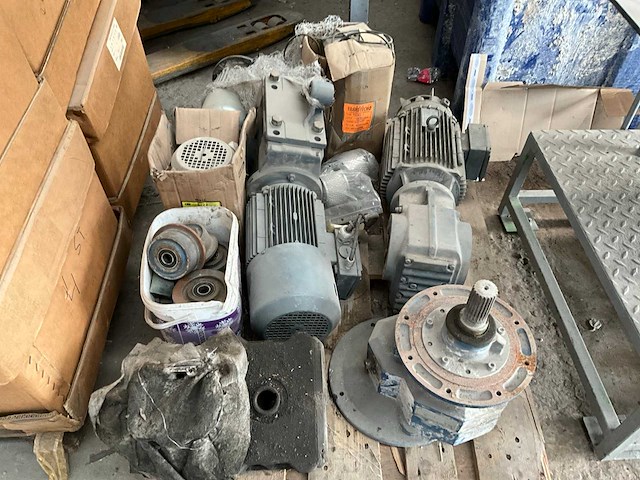 Partij elektromotoren en toebehoren - afbeelding 1 van  15
