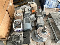 Partij elektromotoren en toebehoren - afbeelding 1 van  15