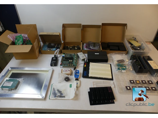 Partij elektronische apparatuur - afbeelding 1 van  12