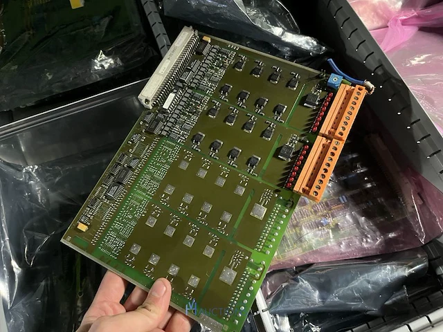 Partij elektronische onderdelen engel - afbeelding 97 van  115