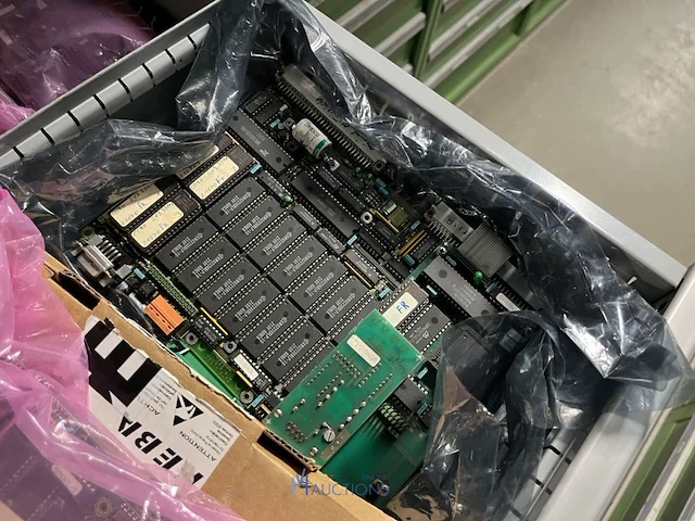 Partij elektronische onderdelen engel - afbeelding 109 van  115