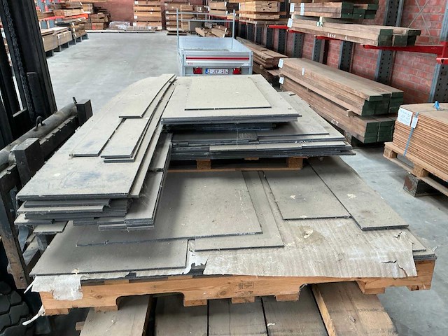 Partij eternit equitone latten en platen - afbeelding 1 van  8