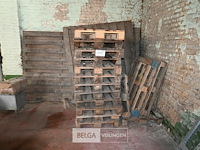 Partij europaletten + houten schutting - afbeelding 1 van  6