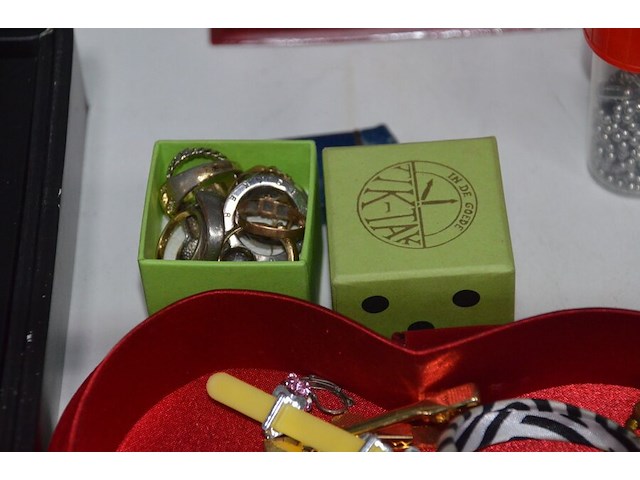 Partij fantasiejuwelen (2 leggers) - afbeelding 7 van  15