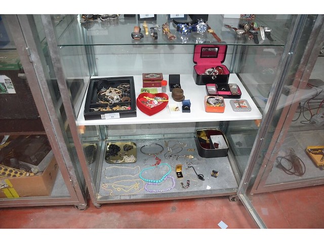 Partij fantasiejuwelen (2 leggers) - afbeelding 1 van  15