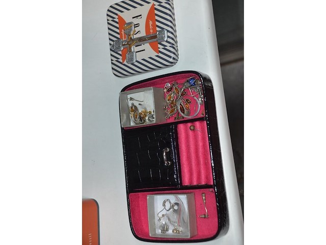 Partij fantasiejuwelen (2 leggers) - afbeelding 9 van  15