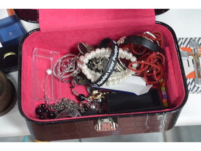 Partij fantasiejuwelen (2 leggers) - afbeelding 10 van  15