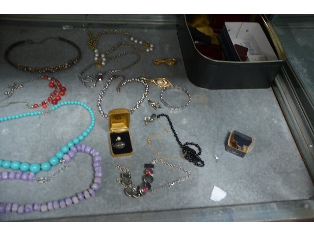 Partij fantasiejuwelen (2 leggers) - afbeelding 12 van  15