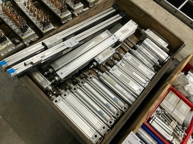 Partij festo pneumatische cilinders - afbeelding 1 van  5