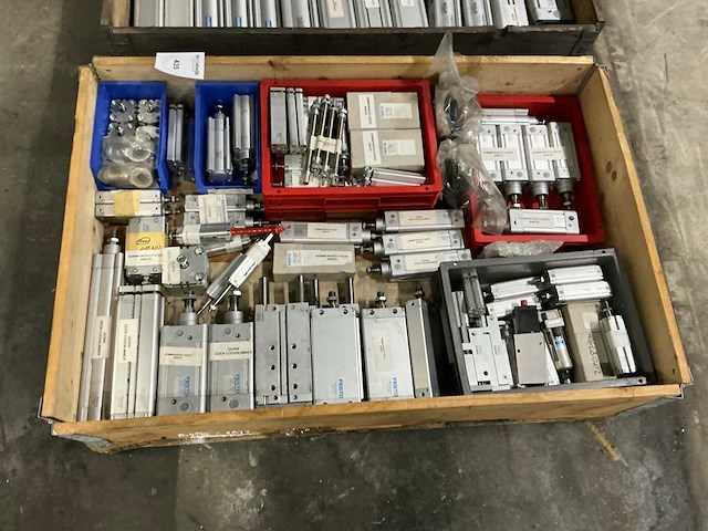 Partij festo pneumatische cilinders - afbeelding 1 van  8