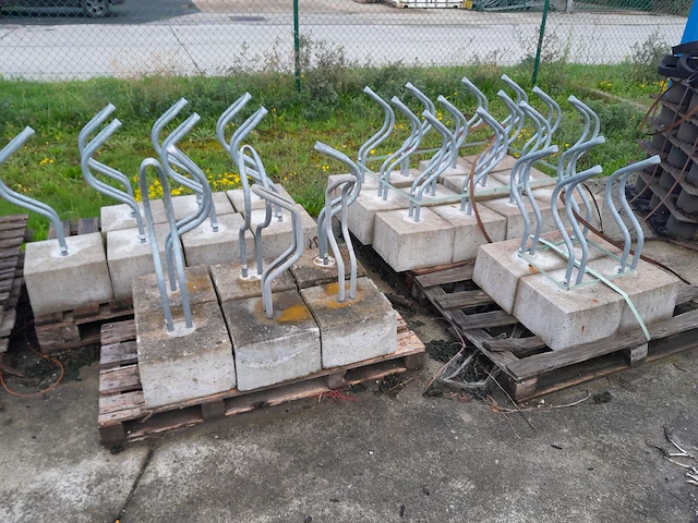 Partij fietsbeugels met betonvoet - afbeelding 1 van  2