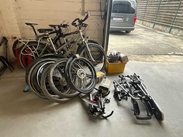 Partij fietsen met toebehoren - afbeelding 1 van  7