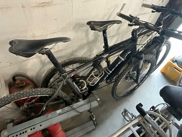 Partij fietsen met toebehoren - afbeelding 2 van  7