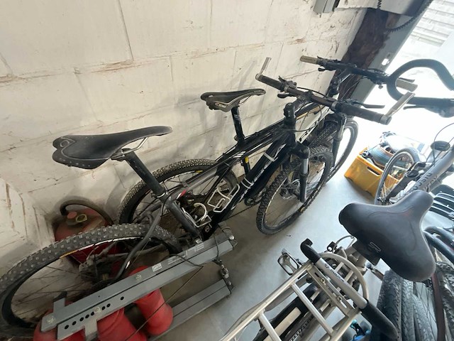 Partij fietsen met toebehoren - afbeelding 3 van  7