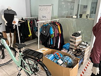 Partij fietskleding en helmen - afbeelding 1 van  8