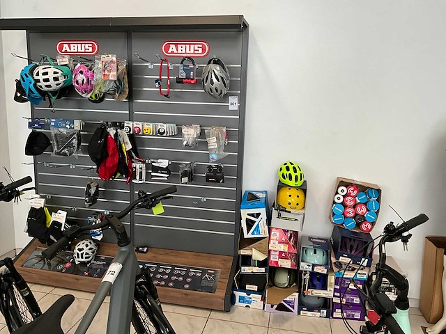 Partij fietskleding en helmen - afbeelding 2 van  8