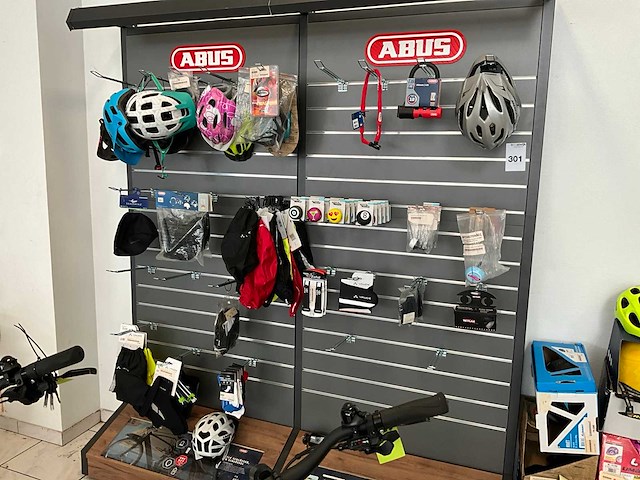 Partij fietskleding en helmen - afbeelding 3 van  8