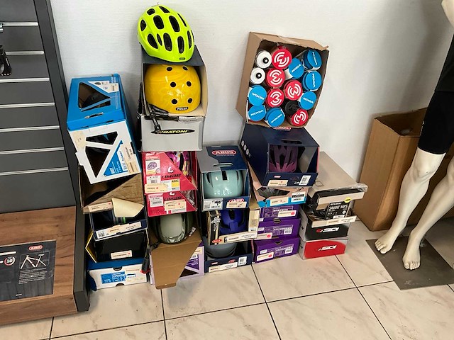 Partij fietskleding en helmen - afbeelding 4 van  8