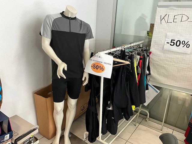 Partij fietskleding en helmen - afbeelding 5 van  8