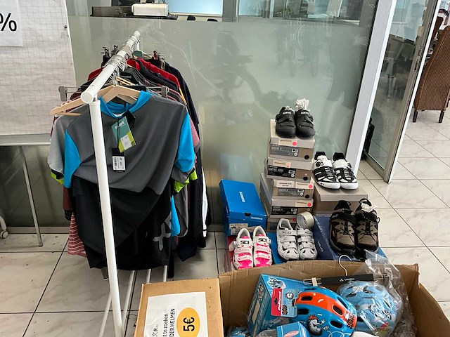 Partij fietskleding en helmen - afbeelding 6 van  8