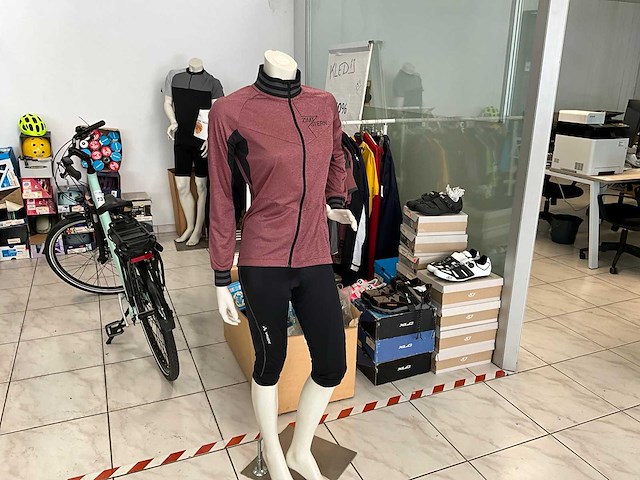 Partij fietskleding en helmen - afbeelding 8 van  8