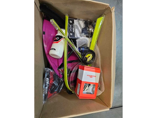 Partij fietsonderdelen en accessoires - afbeelding 1 van  2