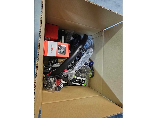 Partij fietsonderdelen en accessoires - afbeelding 1 van  2