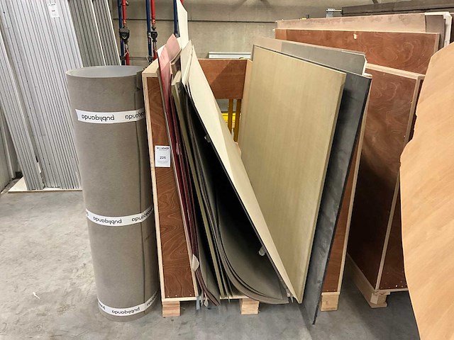 Partij fineer bladen op zolderverdieping - afbeelding 2 van  5