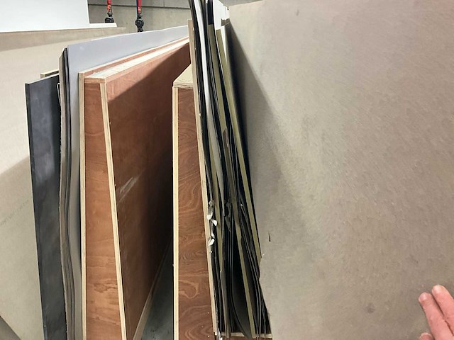 Partij fineer bladen op zolderverdieping - afbeelding 4 van  5