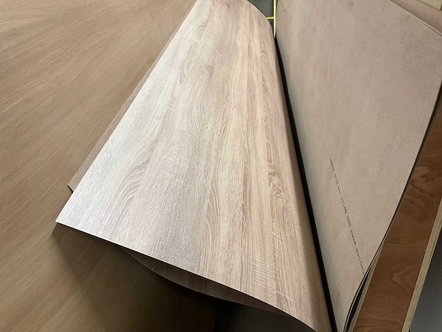 Partij fineer bladen op zolderverdieping - afbeelding 5 van  5