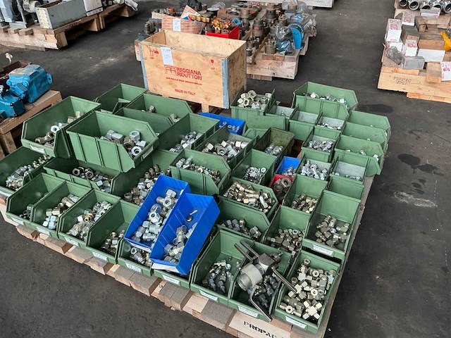 Partij fitting materiaal - afbeelding 1 van  9