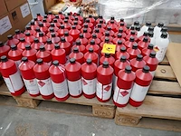 Partij flessen met meubel lak