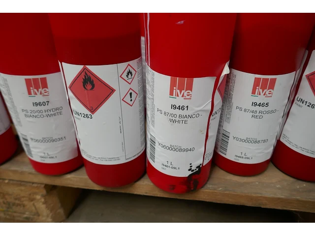 Partij flessen met meubel lak - afbeelding 2 van  4