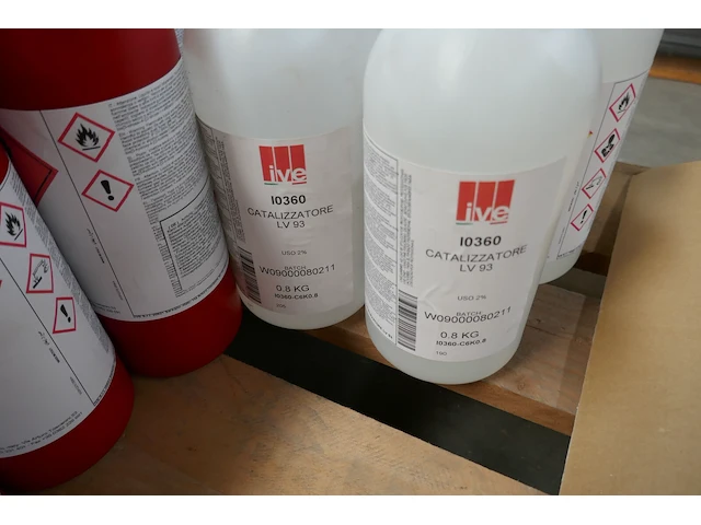 Partij flessen met meubel lak - afbeelding 4 van  4