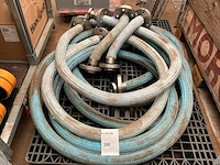 Partij flexibele slangen met flensaansluiting