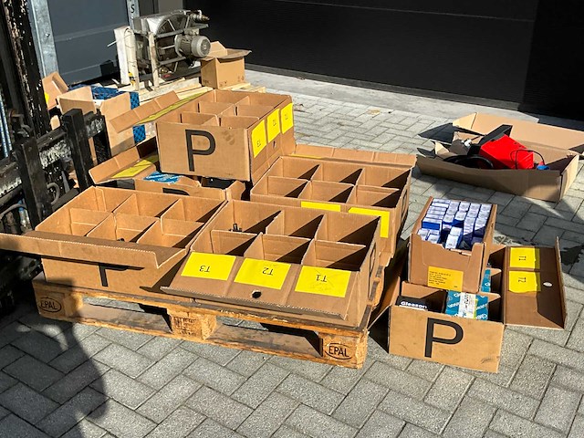 Partij frezen en houders kato toolhouders - ongebruikt - afbeelding 1 van  6