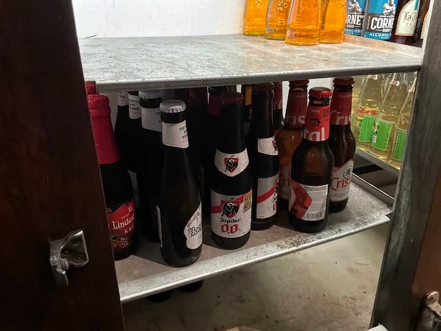 Partij frisdrank, water en bieren - afbeelding 1 van  9