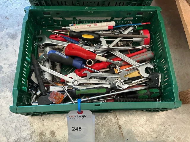 Partij garage inventaris exclusief krat - afbeelding 1 van  1