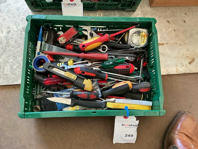 Partij garage inventaris exclusief krat - afbeelding 1 van  1