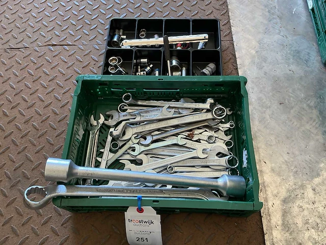 Partij garage inventaris exclusief krat - afbeelding 1 van  1