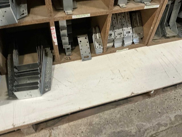 Partij gegalvaniseerde paalhouders en balkdragers - afbeelding 3 van  6
