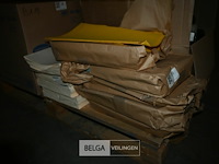 Partij gekleurd papier en mapjes