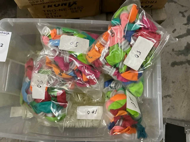 Partij gekleurde ballonnen - afbeelding 2 van  9