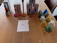 Partij gekleurde kaarshouders