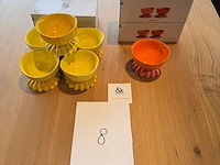 Partij gekleurde potjes