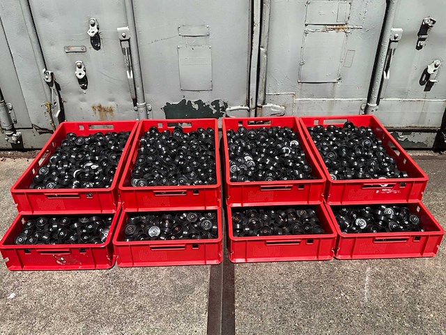 Partij gelagerde wielen in 8 euronorm bakken - afbeelding 1 van  4