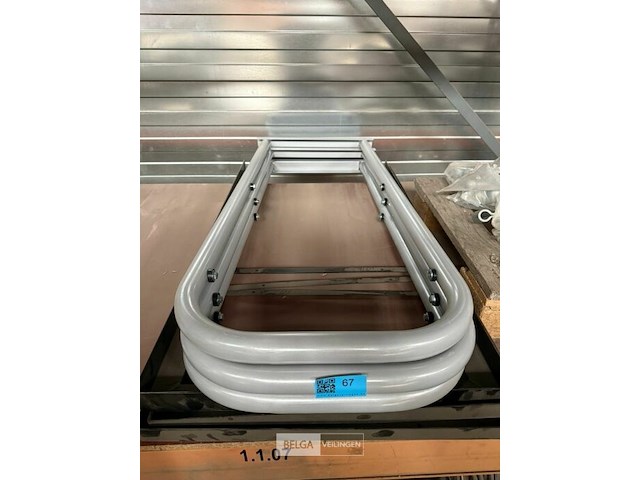 Partij gelakte metalen beugels afm 145x50 cm - afbeelding 1 van  2