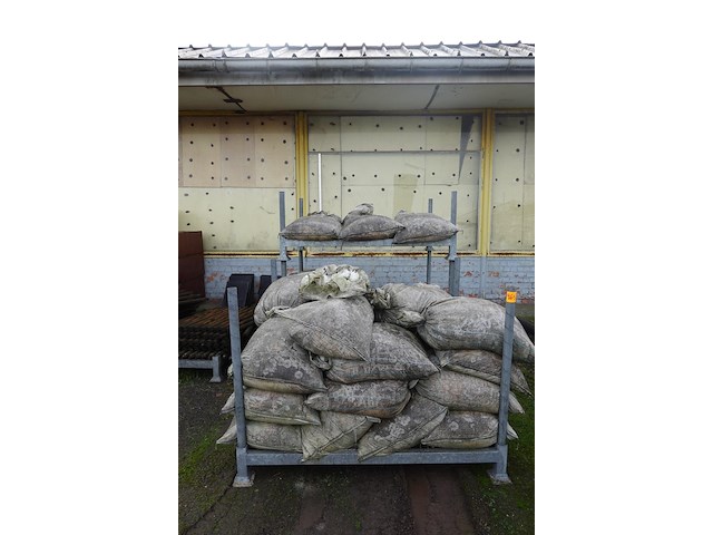 Partij gemalen witsteen - afbeelding 1 van  4